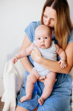 Küçük bir bebek ve annesi.