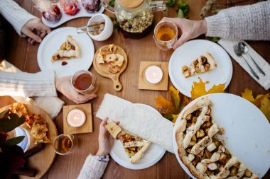 Piknik yemekleri servis ediliyor..