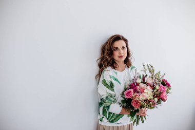 Çiçekçi bir buket yapar.