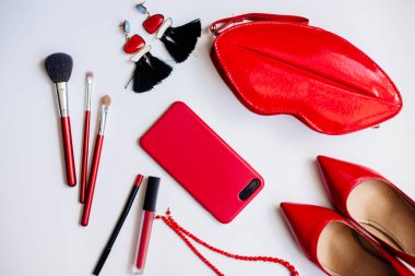 Kırmızı ayakkabı, kozmetik ve aksesuar.