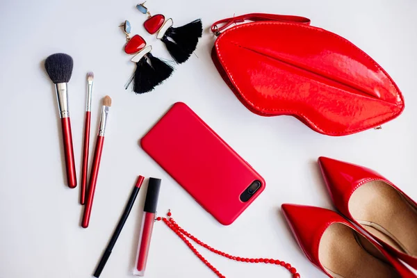 Kırmızı ayakkabı, kozmetik ve aksesuar.