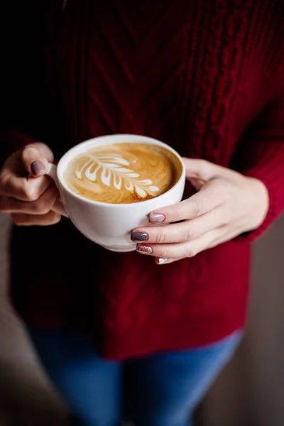 Copa de capuchino en mano — Foto de Stock