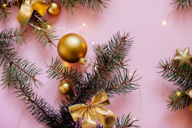 Noel topları ve Noel ağacı dalları.