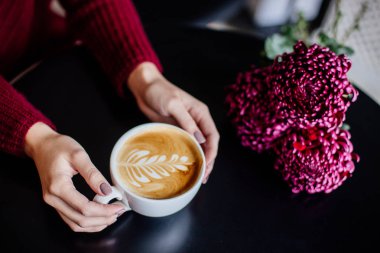 Kapuçino elinde fincan