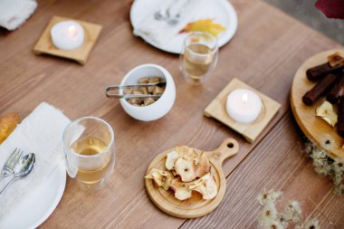 Piknik yemekleri servis ediliyor..