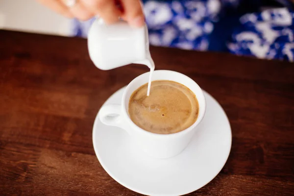 Una taza de americano y leche por separado . — Foto de Stock