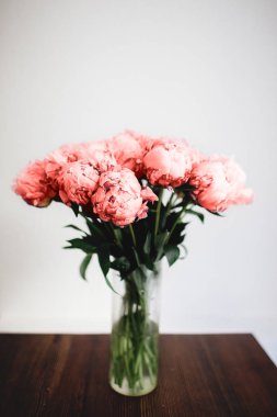 Bir buket pembe şakayık..