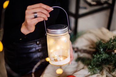 Bardakta Noel ışıkları.