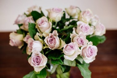 Vazoda bir buket gül.