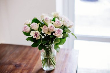 Vazoda bir buket gül.