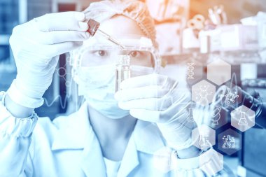 Genç kadın sağlık araştırmacıları yaşam bilimi laboratuvarında çalışıyor. Araştırma (adli tıp, mikrobiyoloji, biyokimya, genetik, onkoloji) laboratuvarındaki mikroskop slaytlarını analiz etmek. Tıp konsepti. 