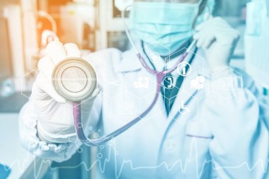 Hastane veya ofisteki doktor. Tıbbi Teknoloji ve Sağlık İş Kavramı. Modern tıp teknolojileri kavramı 