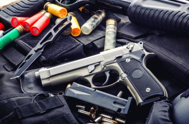 Silahlar ve askeri teçhizat. 9 mm tabanca mermi ve 12 gauge av tüfeği 