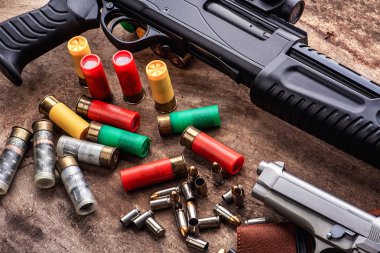 Silahlar ve askeri teçhizat. 9 mm tabanca mermi ve 12 gauge av tüfeği 