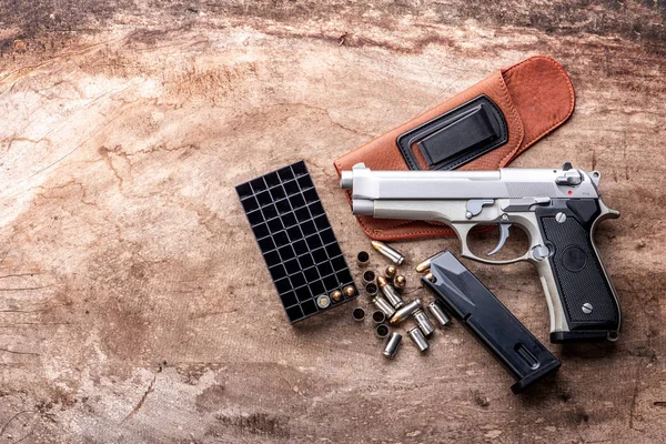 9 mm tabanca tabanca mermi ve şarjör ahşap arka plan üst görünümü üzerine serpiştirilmiş