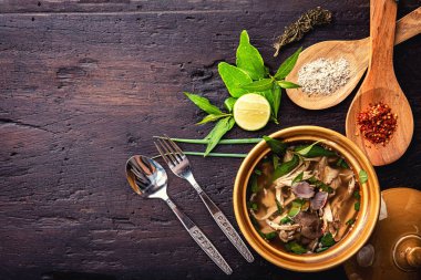 Tavuk, püre, otlar, kabak çekirdeği için sıcak sebze çorbası