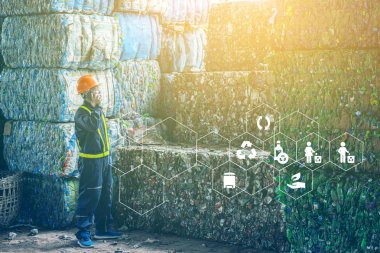 İşleme ve geri dönüşüm için fabrikada plastik şişe yığını ile Asya Sanayi mühendisi işçilerin Portresi.