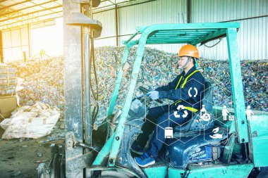 İşleme ve geri dönüşüm için fabrikada plastik şişe yığını ile Asya Sanayi mühendisi işçilerin Portresi.