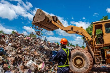 İşleme ve geri dönüşüm için fabrikada plastik şişe yığını ile Asya Sanayi mühendisi işçilerin Portresi.