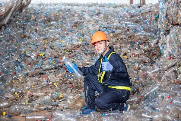 Porträtt Asiatiska Industriingenjör Arbetare Med Hög Med Plastflaskor Fabriken För — Stockfoto