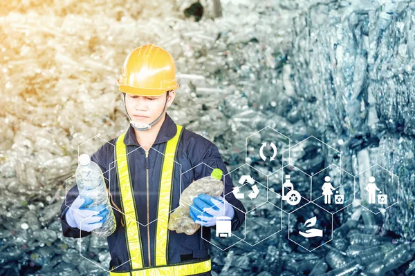 Retrato Trabalhadores Engenharia Industrial Asiática Com Uma Pilha Garrafas Plástico — Fotografia de Stock