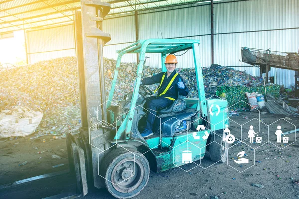 İşleme ve geri dönüşüm için fabrikada plastik şişe yığını ile Asya Sanayi mühendisi işçilerin Portresi.