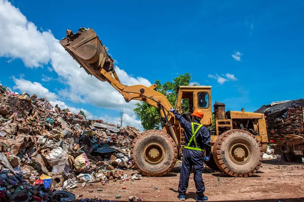 İşleme ve geri dönüşüm için fabrikada plastik şişe yığını ile Asya Sanayi mühendisi işçilerin Portresi.