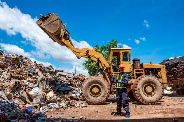 İşleme ve geri dönüşüm için fabrikada plastik şişe yığını ile Asya Sanayi mühendisi işçilerin Portresi.