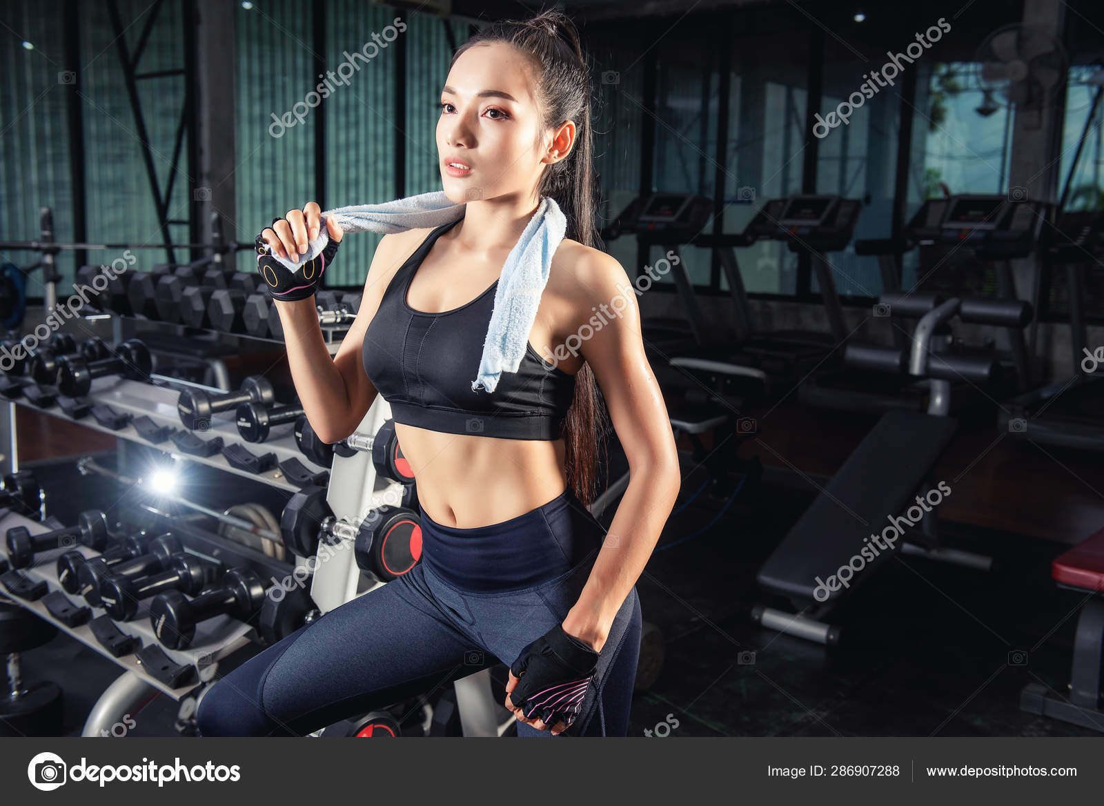 Hermosa Mujer Asiática Fitness Con Una Toalla Después Del Entrenamiento:  fotografía de stock © chanwity #286907288