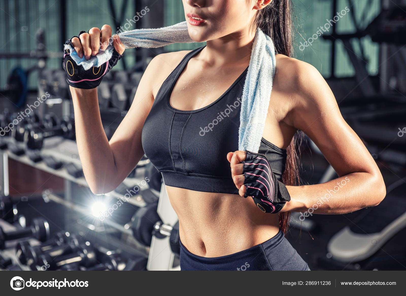 Hermosa Mujer Asiática Fitness Con Una Toalla Después Del Entrenamiento:  fotografía de stock © chanwity #286907288