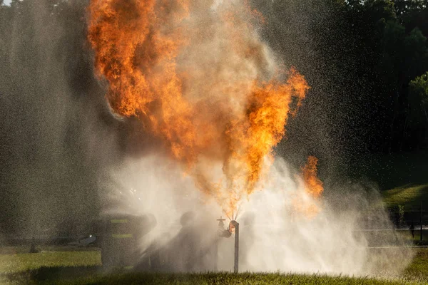 Feuerwehr Und Rettungsausbildung Feuerwehrmann Versprüht Hochdruckwasser Brennende Flamme Löschen Hintergrund — Stockfoto