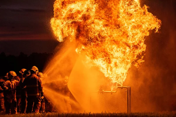 Feuerwehr Und Rettungsausbildung Feuerwehrmann Versprüht Hochdruckwasser Brennende Flamme Löschen Hintergrund — Stockfoto