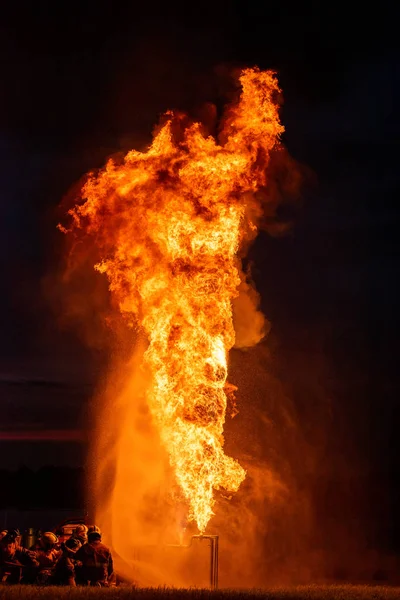 소방관 소방관은 불타는 배경에 — 스톡 사진