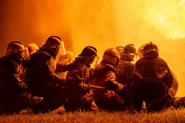 Feuerwehr Und Rettungsausbildung Feuerwehrmann Versprüht Hochdruckwasser Brennende Flamme Löschen Hintergrund — Stockfoto