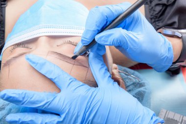 Mikroplu kaş akışı. Güzellik salonunda profesyonel kaş dövmesi olan Kaşlar için kalıcı makyaj malzemesi..