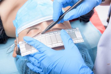 Mikroplu kaş akışı. Güzellik salonunda profesyonel kaş dövmesi olan Kaşlar için kalıcı makyaj malzemesi..