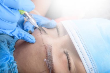 Mikroplu kaş akışı. Güzellik salonunda profesyonel kaş dövmesi olan Kaşlar için kalıcı makyaj malzemesi..