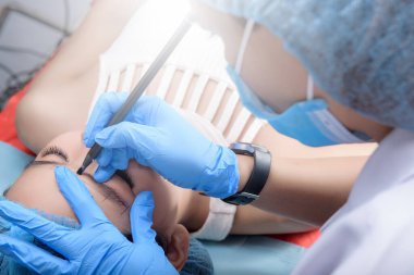 Mikroplu kaş akışı. Güzellik salonunda profesyonel kaş dövmesi olan Kaşlar için kalıcı makyaj malzemesi..