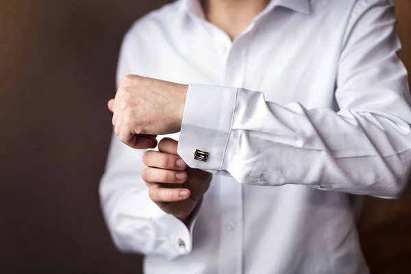 Homem Negócios Vestidos Camisa Branca Mãos Masculinas Closeup Noivo Preparando — Fotografia de Stock