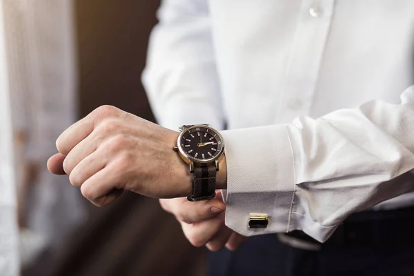 Hombre Negocios Comprobar Hora Reloj Pulsera Hombre Poniendo Reloj Mano — Foto de Stock