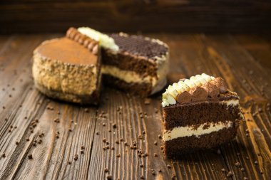 Koyu çikolata vegan kek şekerler ve ahşap zemin üzerine fındık