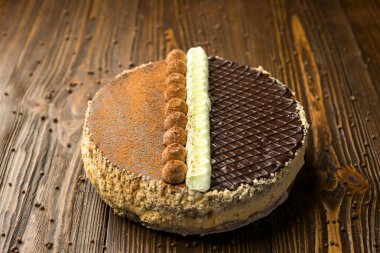 Koyu çikolata vegan kek şekerler ve ahşap zemin üzerine fındık