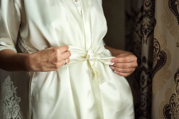 Chica Ata Cinturón Túnica Pie Cerca Ventana Mujer Preparándose Antes — Foto de Stock