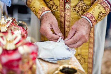 kilisede mum ile avize