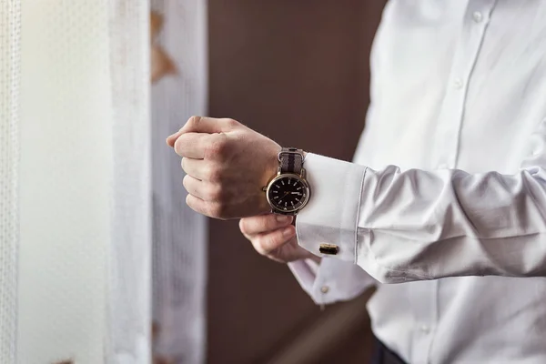 Hombre Negocios Comprobar Hora Reloj Pulsera Hombre Poniendo Reloj Mano — Foto de Stock