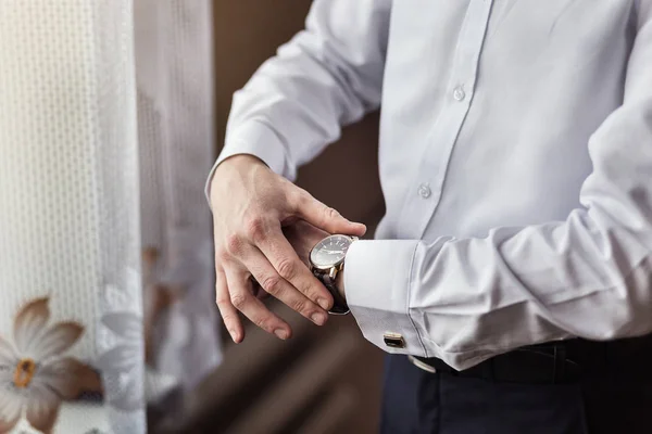 Empresário Verificando Tempo Seu Relógio Pulso Homem Colocando Relógio Mão — Fotografia de Stock