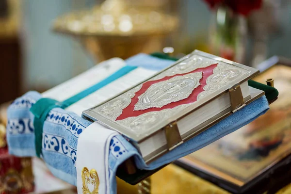 İncil kilise bir bankta