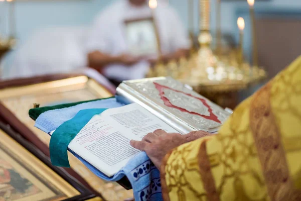 Священник Читает Молитву Церкви — стоковое фото
