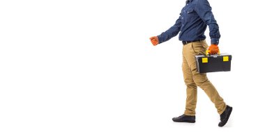 Beyaz arka plan üzerinde izole elinde araç kutusu ile tamirci (Oluşturucu)