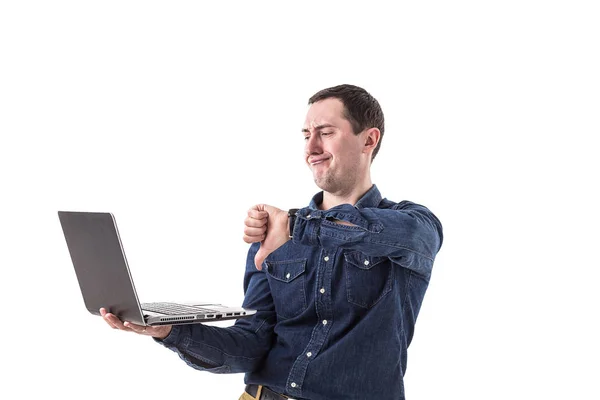 Молодой Программист Мужчина Держит Руках Ноутбук Разговаривает Скайпу Друзьями Изолированными — стоковое фото